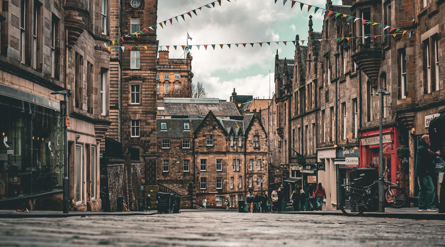 Edinburgh city centre streets close to the home of Kabannas Edinburgh Central